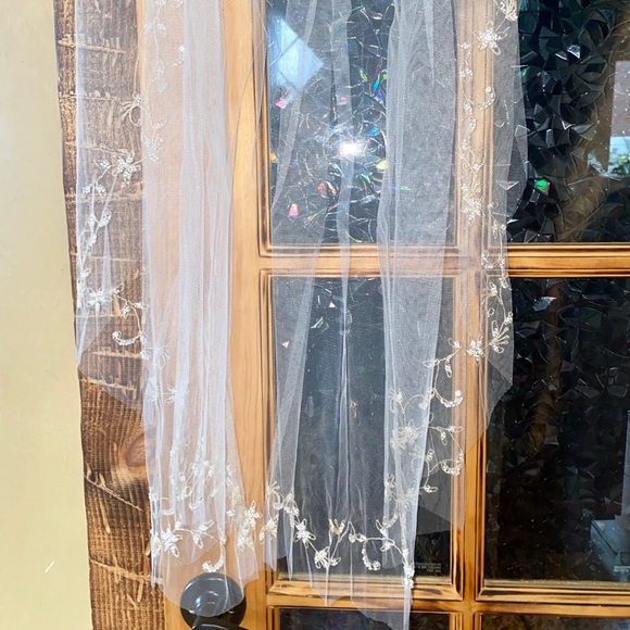 Wedding dress never worn with tags 12 - Picture 8 of 8